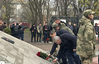 В Кизляре возложили цветы к памятнику мемориального комплекса «Память»
