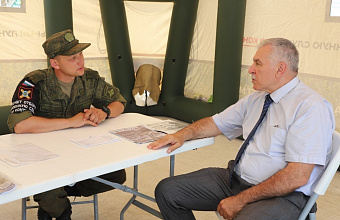 Представители Кизлярского района посетили мобильный пункт отбора на службу по контракту