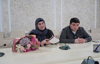 В Хасавюрте семье погибшего военнослужащего передали орден Мужества