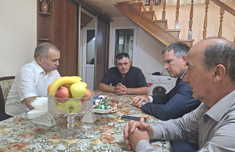 Глава Сулейман-Стальского района навестил семью Героя России Султана Сулейманова