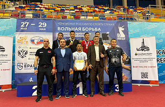 Депутат НС РД Осман Булатов посетил чемпионат по вольной борьбе среди глухих