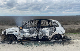 В Дагестане на дороге сгорел автомобиль с человеком внутри