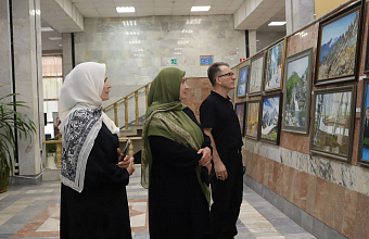 В Махачкале открылась выставка «Краски души» художницы Патимат Омаровой