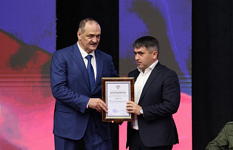 Сергей Меликов вручил Благодарность главе Табасаранского района за помощь участникам СВО