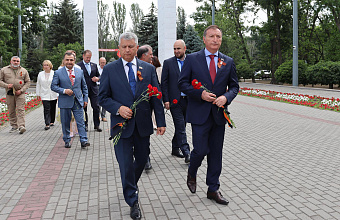 Депутаты парламента Дагестана возложили цветы к мемориалам в Михайловском районе