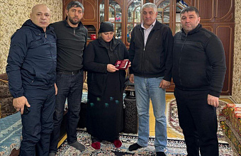 На территории Бежтинского участка орден Мужества вручили родителям погибшего участника СВО