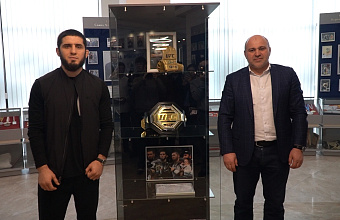 Ислам Махачев передал чемпионский пояс UFC в музей Минспорта Дагестана