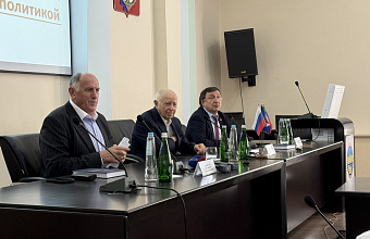 В Махачкале прошла презентация книги Муху Алиева «Между философией и политикой»