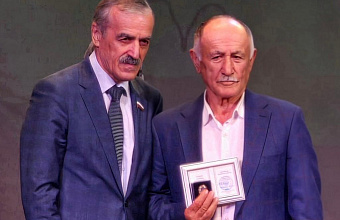 Учитель из Кизлярского района Шахбан Алиев награжден знаком «Отличник образования РД»