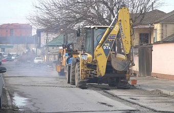 На трех улицах Каспийска восстанавливаются дорожные покрытия