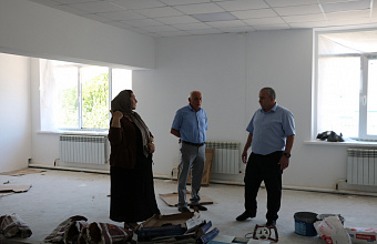 Глава Казбековского района оценил ход ремонтных работ на объекте «Модельная библиотека»