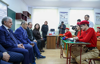 Сергей Меликов ознакомился с работой росгвардейского класса махачкалинской школы №46