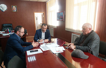 Депутат Девлетхан Алиев провел личный прием граждан в Курахском районе