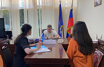 Депутат Госдумы Артем Бичаев выслушал обращения дагестанцев