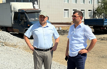 Депутат НС РД Осман Булатов проверил ход ремонта на территории школы №28 Махачкалы