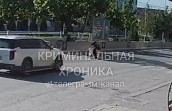 В Хасавюрте водитель на внедорожнике сбил женщину с двумя внучками