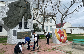 Школьники и преподаватели Каякентского района участвуют в субботниках по очистке и приведению в порядок территорий сёл