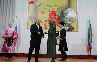 Педагоги Кайтагского района получили почетные награды ко Дню учителя