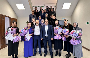 Преподаватели педагогического колледжа Хасавюрта получили премии от депутата Госдумы РФ Абдулхакима Гаджиева