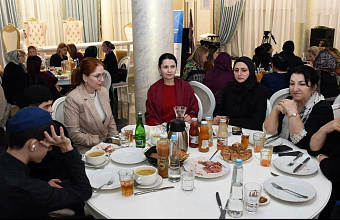 Жен, матерей и сестер участников СВО поздравили с 8 марта от имени Заура Аскендерова