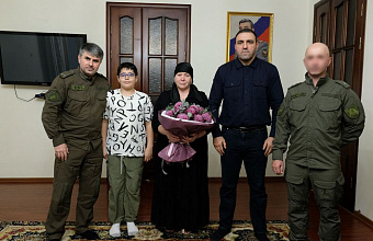 Депутат НС РД Имран Аваев встретился с матерью кавалера ордена Мужества Садият Курбановой