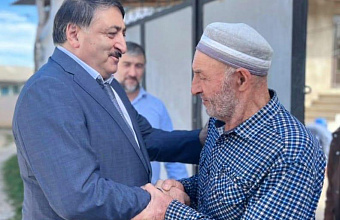 Джамаладин Гасанов передал отцу пятерых участников СВО миллион рублей для ремонта дома