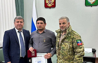 Сотрудник Минфина Дагестана получил Золотую звезду с присвоением звания «Народный герой РД»