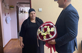 Артём Бичаев поздравил учителя-логопеда, мать участника СВО с профессиональным праздником