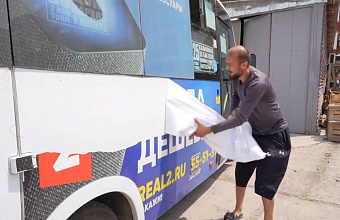 Общественный транспорт Махачкалы полностью очистили от наружной рекламы и расклеек