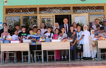 Школьные лагеря Казбековского района получили спортивный инвентарь от Джамаладина Гасанова