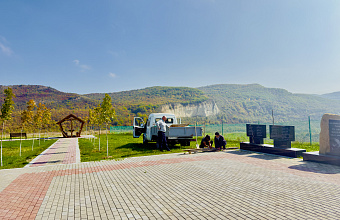 В «Саду памяти» Новолакского района обновили мемориальные плиты