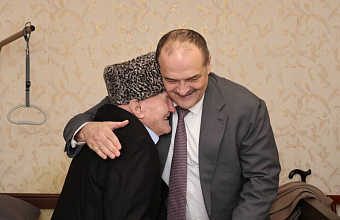 Сергей Меликов поздравил ветерана Великой Отечественной войны Мусу Багаудинова с Днем Героев Отечества