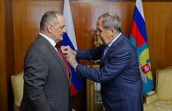 Сергей Лавров наградил Главу Дагестана нагрудным знаком МИД России