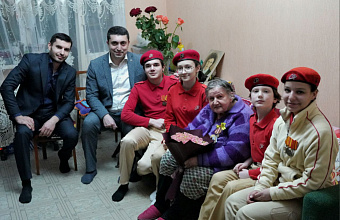 Дагестанская молодежь навестила блокадницу Ленинграда Марину Бессалову