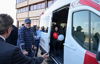 Сергей Меликов посетил Дом танца «Лезгинка» и вручил артистам государственные награды