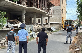 Незаконно возведенный многоквартирный дом снесли в Махачкале