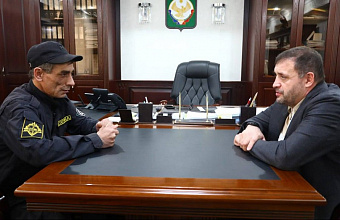 Мэр Хасавюрта встретился с добровольцем в зону СВО Муратбеком Гамзатовым