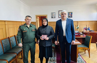 В Новолакском районе матери погибшего бойца передали его орден Мужества