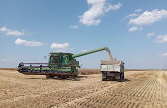 На полях Каякентского района продолжается уборка озимых зерновых урожая 2025 года