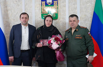 Семье погибшего участника СВО Марселя Алиева из Хасавюрта вручили орден Мужества