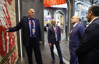 Посол Казахстана в РФ Даурен Абаев посетил стенд Дагестана на ПМЭФ-2025