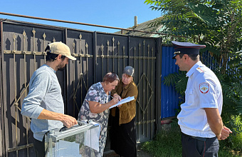 Маломобильные жители Кизлярского района голосуют на дому