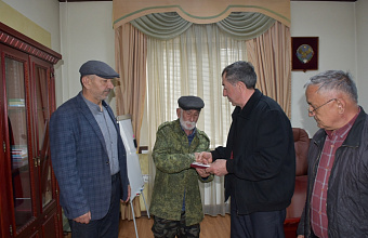 В Акушинском районе отцу погибшего участника СВО передали орден Мужества