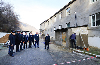 Единороссы проверили ход капремонта в Хучнинской школе