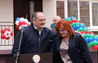 Сергей Меликов вручил ключи от новых квартир переселенцам из аварийного жилья в Каспийске