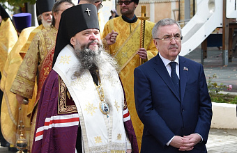 Архиепископ Варлаам и Юрий Левицкий встретили ковчег с частицей мощей святителя Тихона