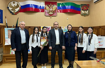 Магомед Эльдерханов наградил победителей конкурса социальной антикоррупционной рекламы