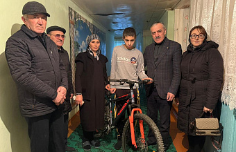 Нурбаганд Нурбагандов исполнил мечту мальчика в рамках акции «Ёлка желаний»