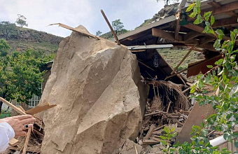 В горах Дагестана свалившийся с горы булыжник повредил частный дом