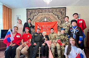 Росгвардейцы Дагестана поздравили вдову участника ВОВ с наступающим Днем Победы